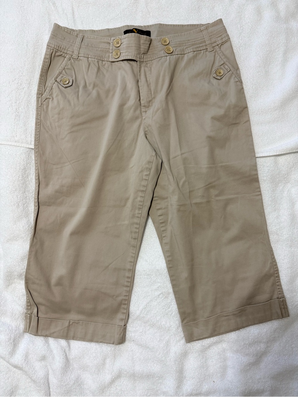 size 16 women’s Gloria Vanderbilt Khaki Capri Pants